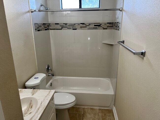 Building Photo - 9814 Kelton Dr
