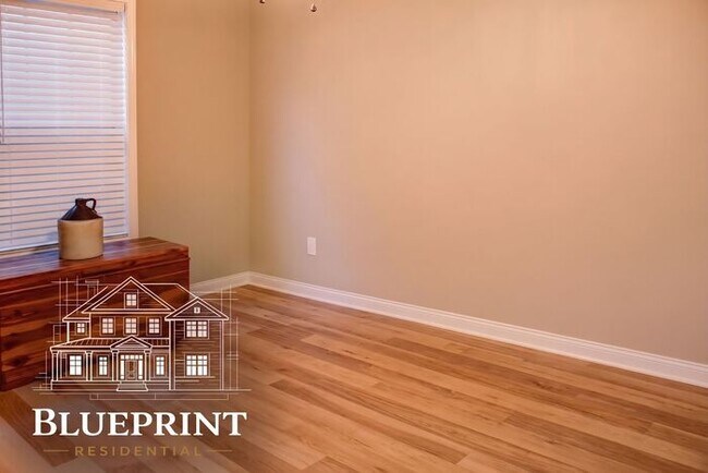 Building Photo - Quiet neighborhood, great neighbors, great ranch layout with beautiful covered back deck!
