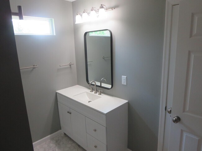 Building Photo - 324 2nd St