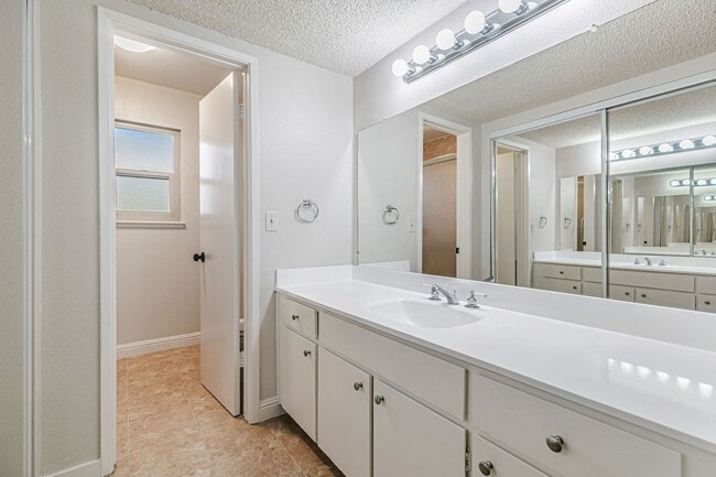 Building Photo - Gorgeous 3 bedroom home in the heart of Ca...