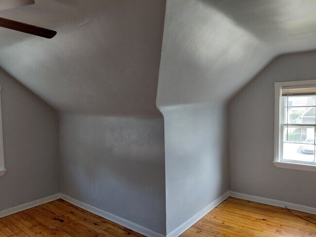 Building Photo - 4 bedroom, 2 full bath bungalow near Cedar and Warrensville