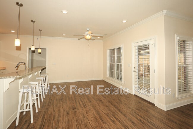 Building Photo - 2106 SW Huntwick Ave