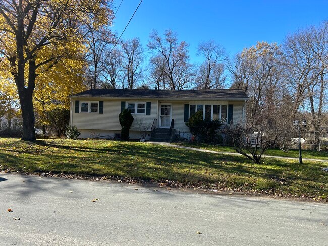 Building Photo - 8 Greene Rd