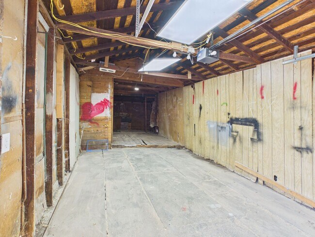Building Photo - Adorable 3 Bedroom Home in Sunset Addition!