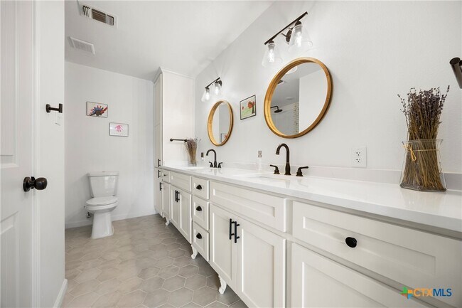 Building Photo - 921 Indian Trail