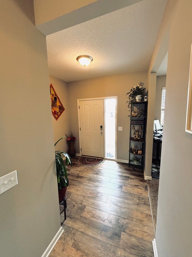 Building Photo - Solar Home!  Beautiful 4bed/3bath Single Family Home in Shakopee