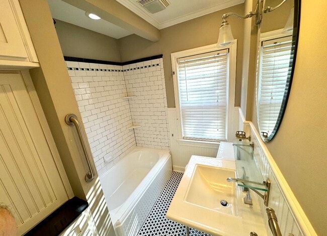 Building Photo - Charming and Remodeled 2 bedroom, 1 Bath within walking distance to everything on Brookside!