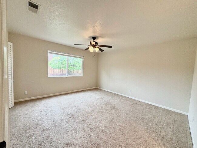 Building Photo - Spacious 3 Bedroom Gilroy Home with AC  & Attached Garage