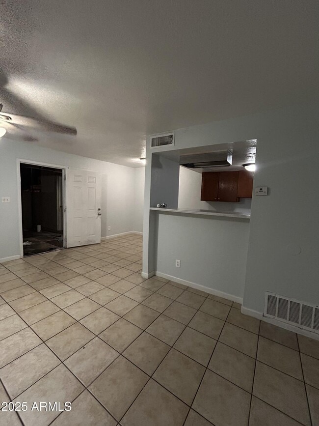 Building Photo - 5415 W Lynwood St