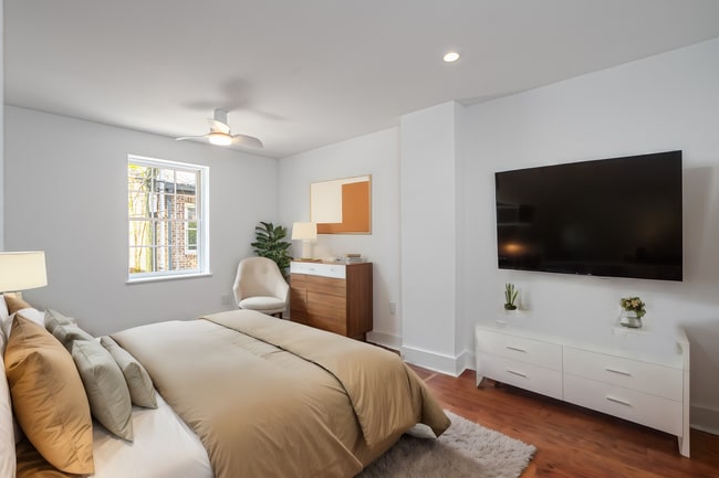 Building Photo - Renovated 2 Bedroom Carriage house off Lafayette Square
