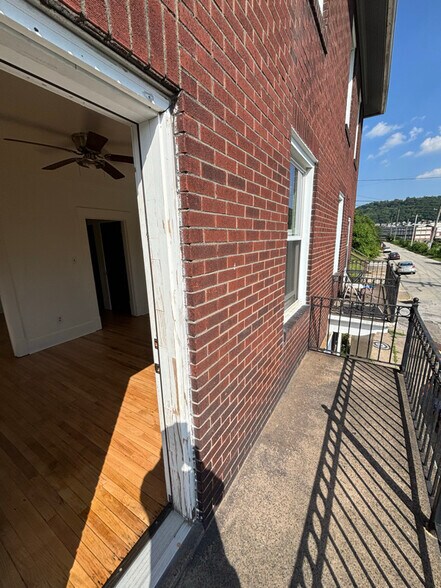 Building Photo - 702 Airbrake Ave
