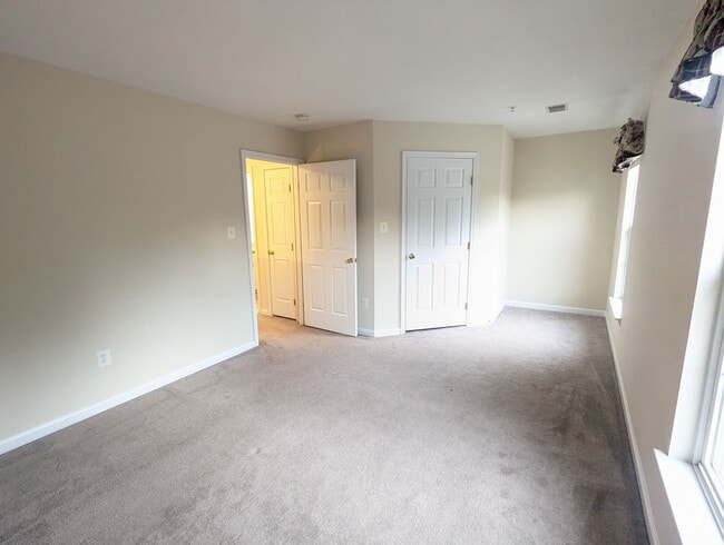 Building Photo - Townhouse in Spring Ridge community - OAKDALE school district - available before the holidays!