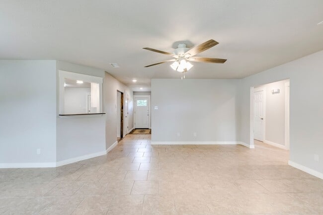 Building Photo - 2307 Traverse Dr