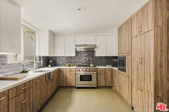 Building Photo - 1129 Larrabee St