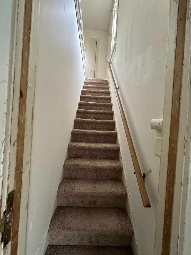 Building Photo - Exciting 4 Bed 1 Bath close to UWEC!