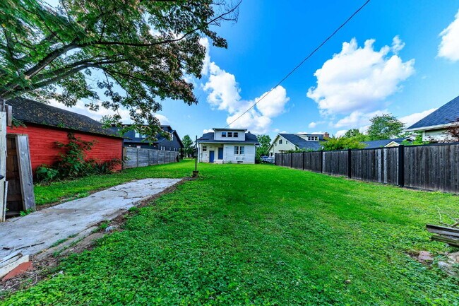 Building Photo - Lockeland Springs Bungalow for Lease, Bloc...