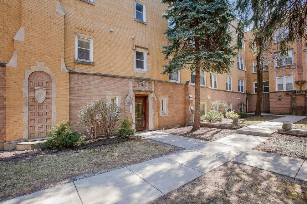 Building Photo - 3911 W Addison St