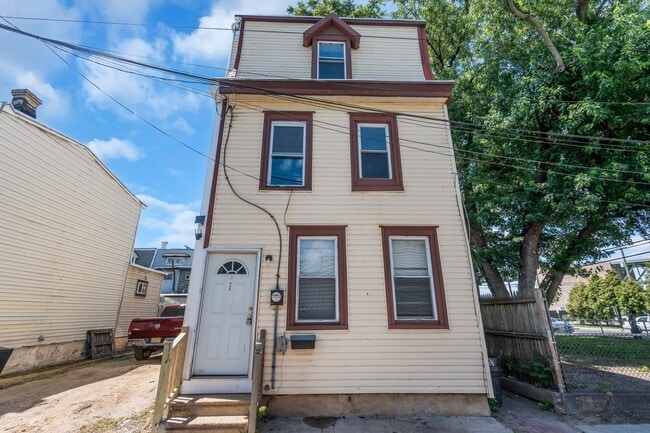 Building Photo - 235 N Willow St