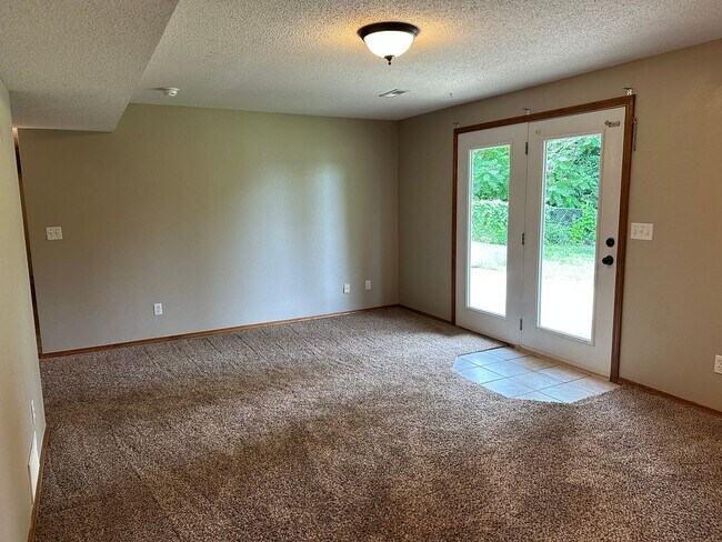 Building Photo - 4 Bed 2.5 Bath w/ Fenced Yard