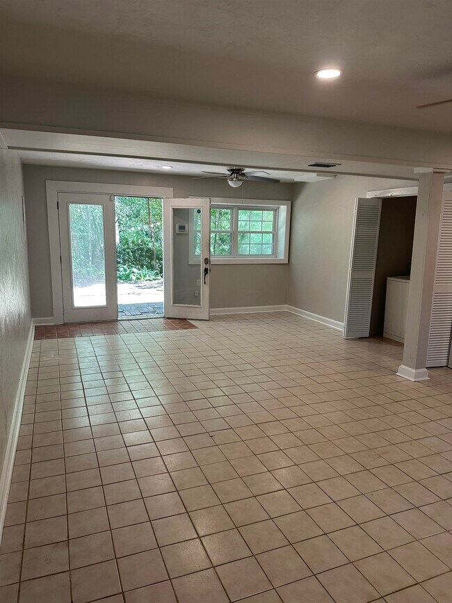 Building Photo - 2209 Gibbs Dr