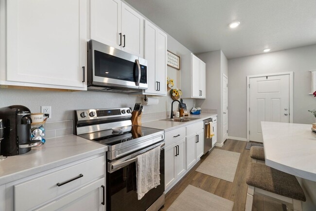 Building Photo - Beautiful 3-Bedroom Townhome with Park Views