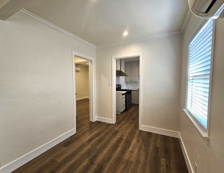 Building Photo - 1604 N Hollywood Way