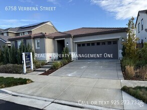 Building Photo - Gorgeous 4 Bedroom, 3 1/2 Bath Single Leve...