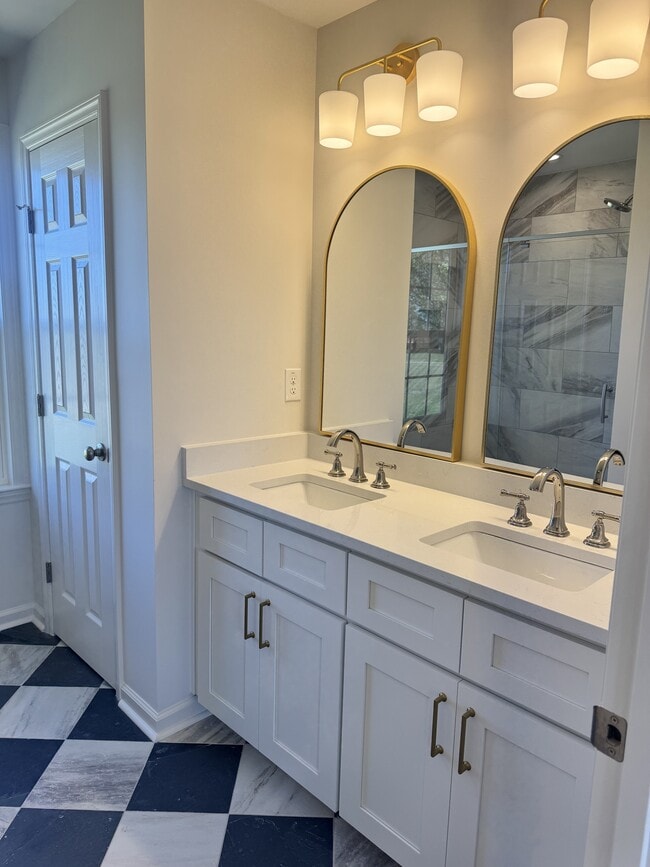 Building Photo - 204 Landmark Dr