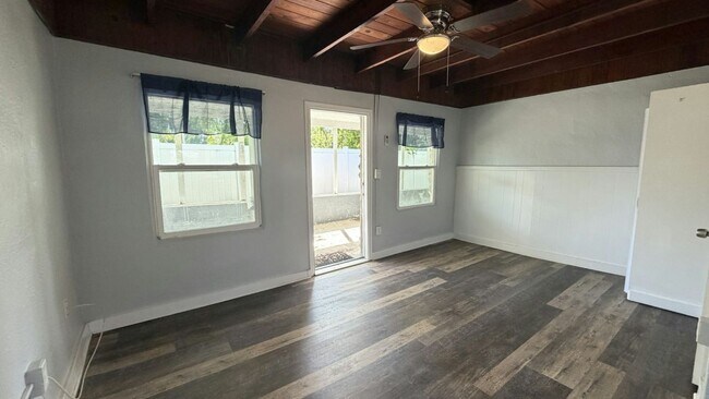 Building Photo - 14035 W River Rd