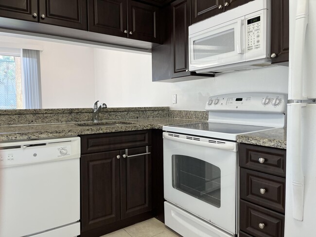 Building Photo - 18106 Glenmoor Dr