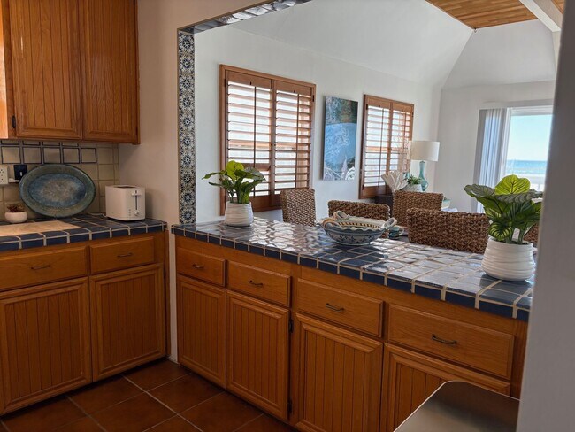 Building Photo - 4027-4029 Ocean Dr