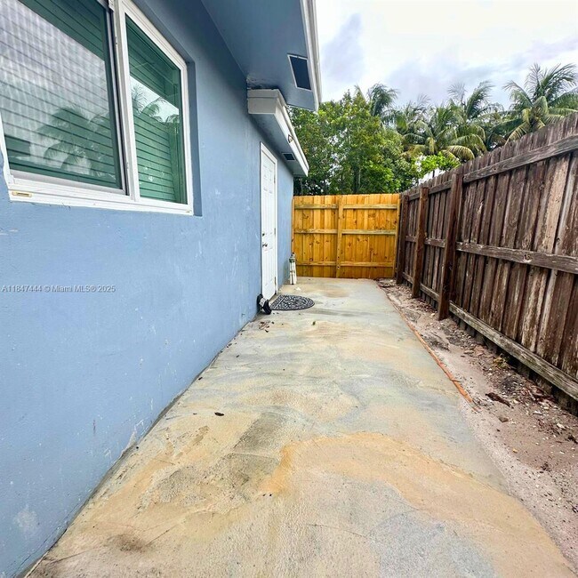 Building Photo - 2255 SW 33rd Ave