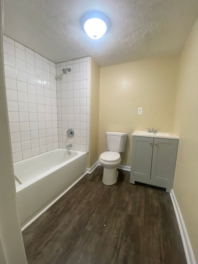 Building Photo - **AVAILABLE NOW**4 bedroom / 2 bathroom Ho...