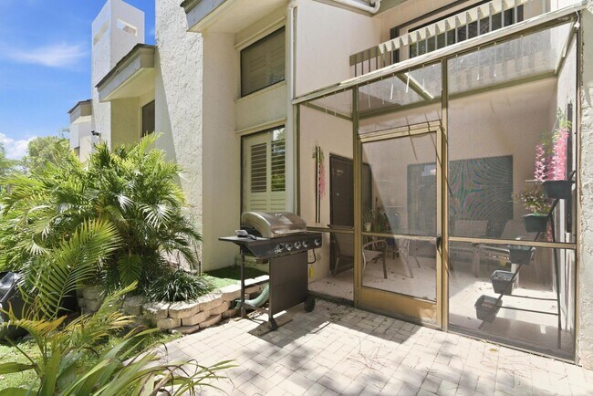 Building Photo - 6075 Glendale Dr