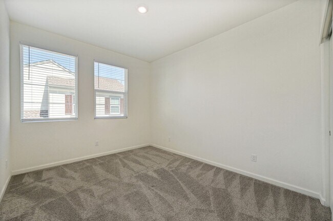 Building Photo - Fully Furnished Mid-term Rental