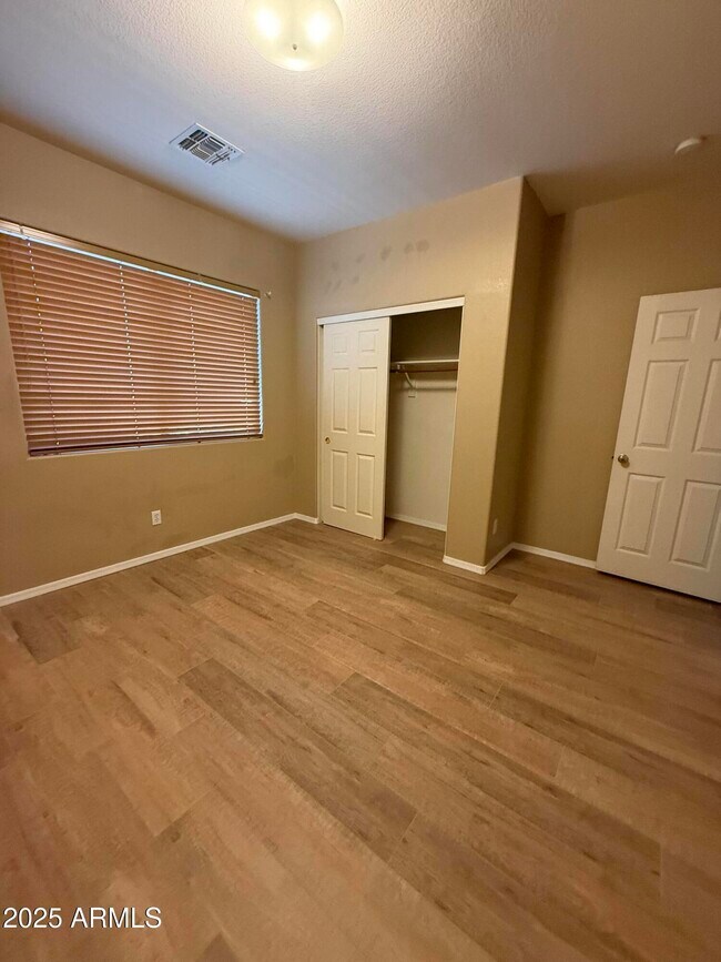 Building Photo - 1269 E Iris Dr