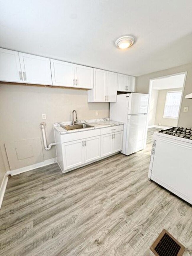 Building Photo - Remodeled, 2 bedroom South Bend IN home