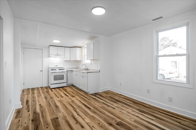 Building Photo - 1609 Buren St