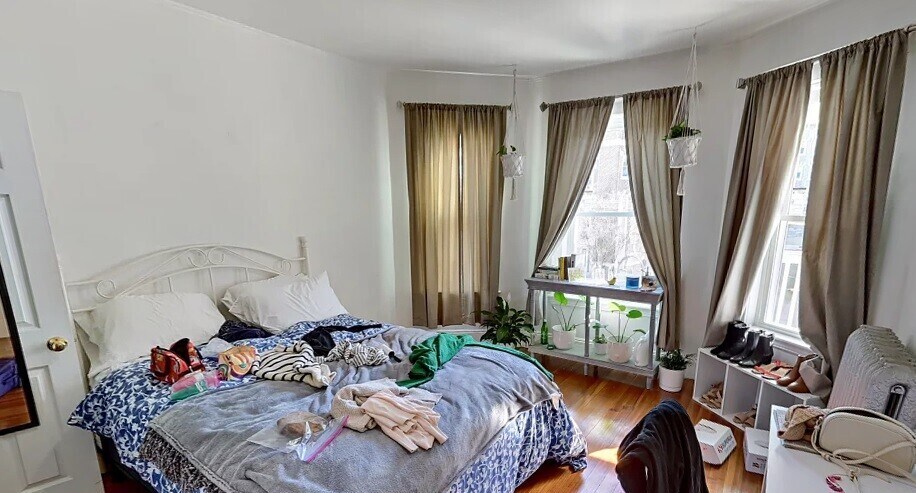 Building Photo - 162 Kelton St