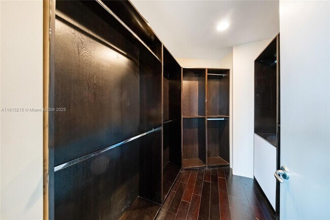 Building Photo - 1395 Brickell Ave