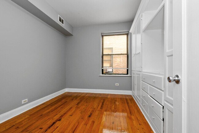 Building Photo - One Bedroom Unit in South Shore