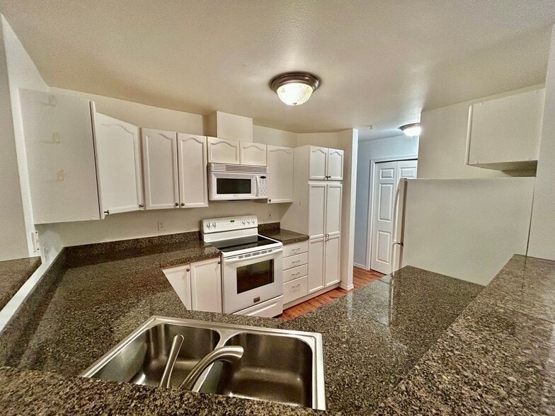 Building Photo - No Rent Until January 1, 2026!!!