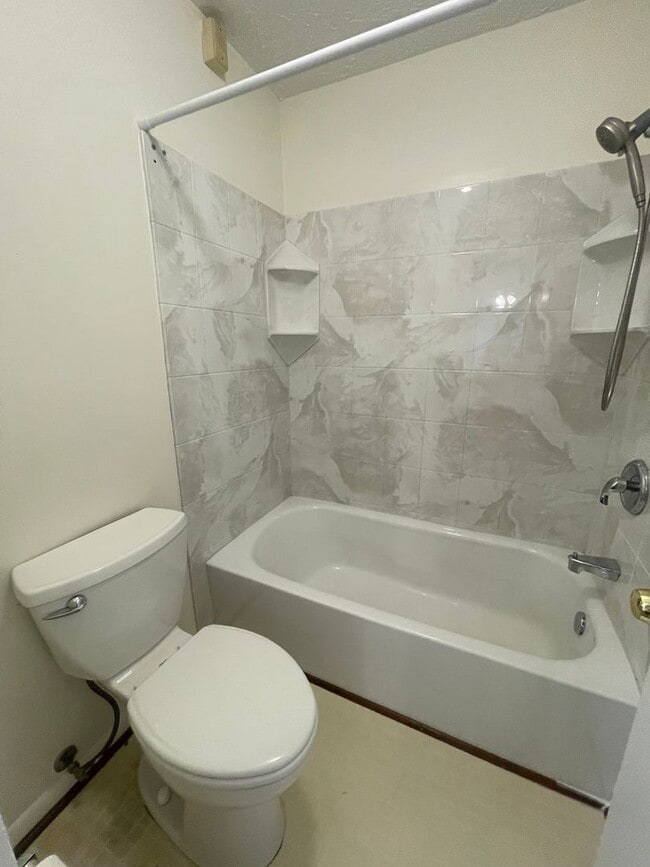 Building Photo - VERY SPACIOUS CONDO ON 3RD FLOOR WITH ELEV...