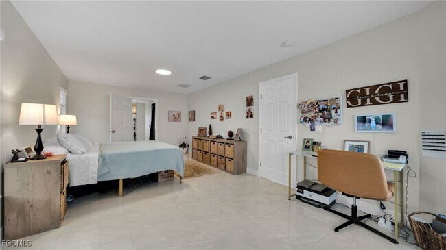 Building Photo - 3730 SE 4th Ave