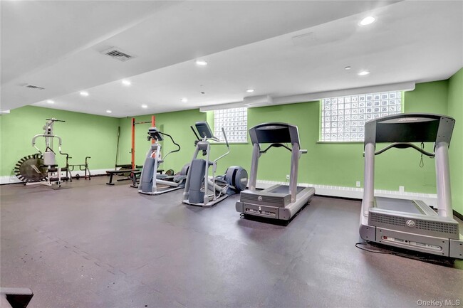 Building Photo - 25 W Broadway