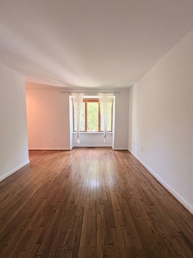 Building Photo - 2071 Golf Course Dr