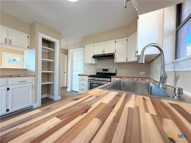 Building Photo - 1616 Lonesome