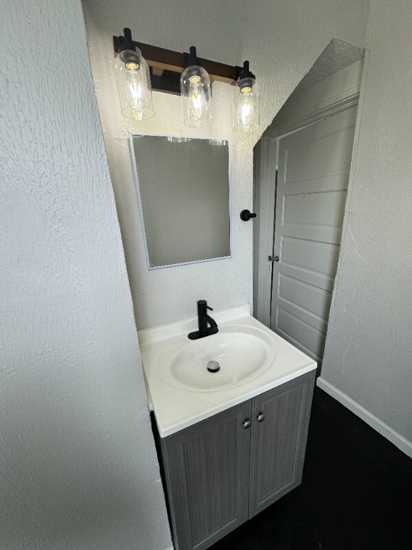 Building Photo - 3860 E 72nd St