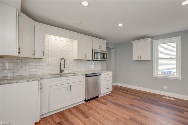 Building Photo - Beautifully remodeled single family home!