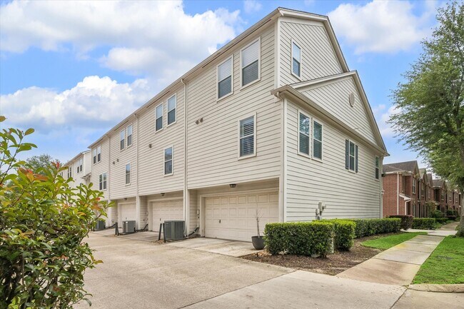 Building Photo - 922 W Heights Hollow Ln